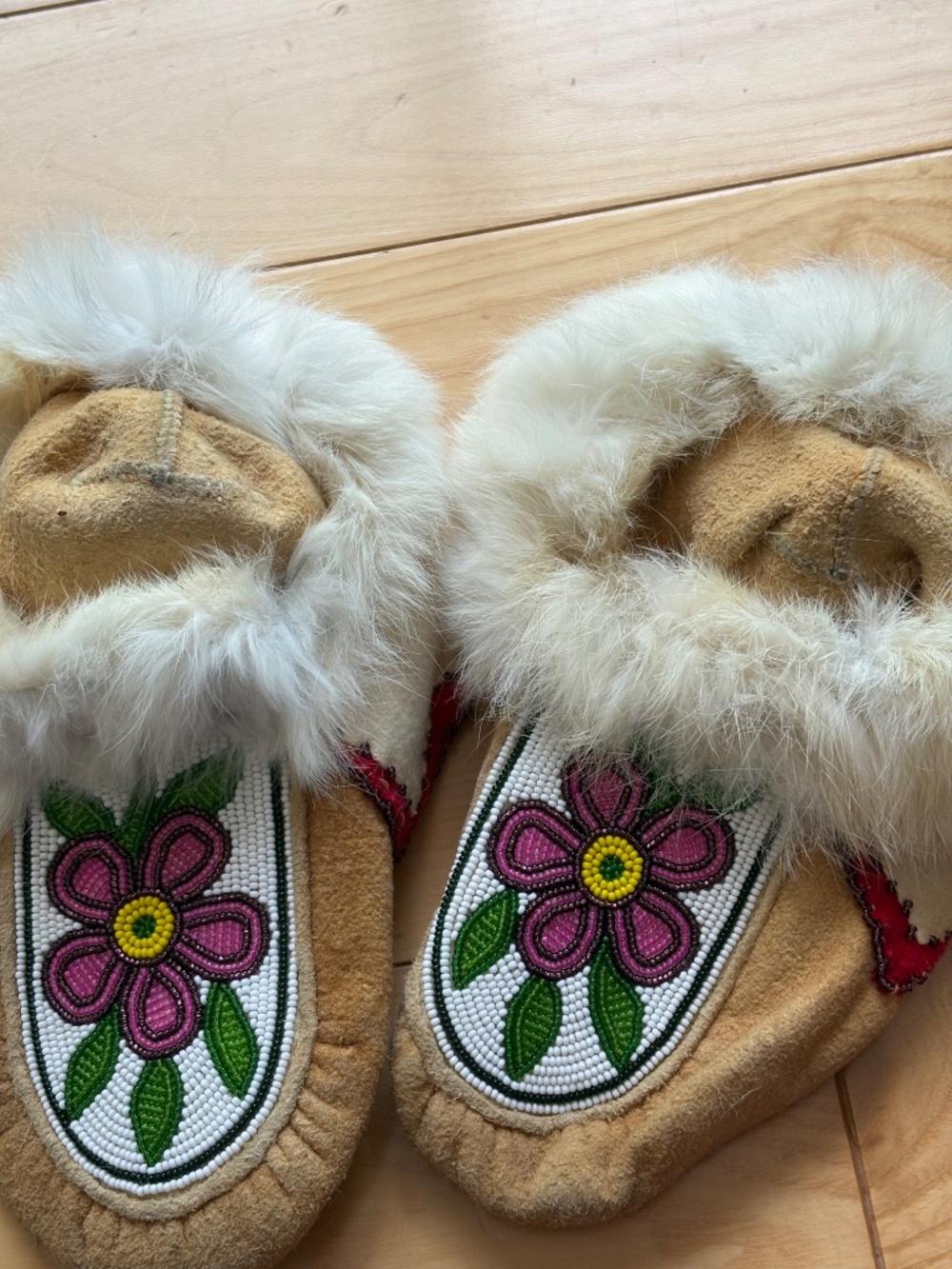 Authentic Indigenous Beaded Moccasins Suede Fur Trim Floral Slippers, Sz 6 - Picture 8 of 15